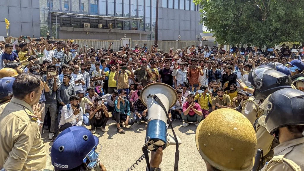नोएडा मजदूर प्रदर्शन हिंसा: वेतन बढ़ोतरी मांग पर भड़का गुस्सा, 300 गिरफ्तार