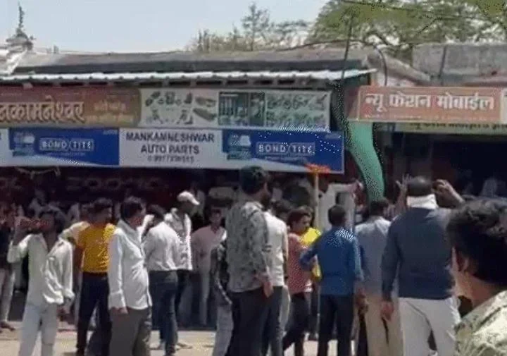 उज्जैन में दिनदहाड़े हत्या से सनसनी! 007 गैंग पर आरोप, गुस्से में लोगों ने किया चक्काजाम