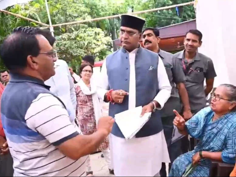 पेंशन शिकायत पर भड़के विश्वास सारंग, बोले- जनहित के मामलों में लापरवाही बिल्कुल बर्दाश्त नहीं