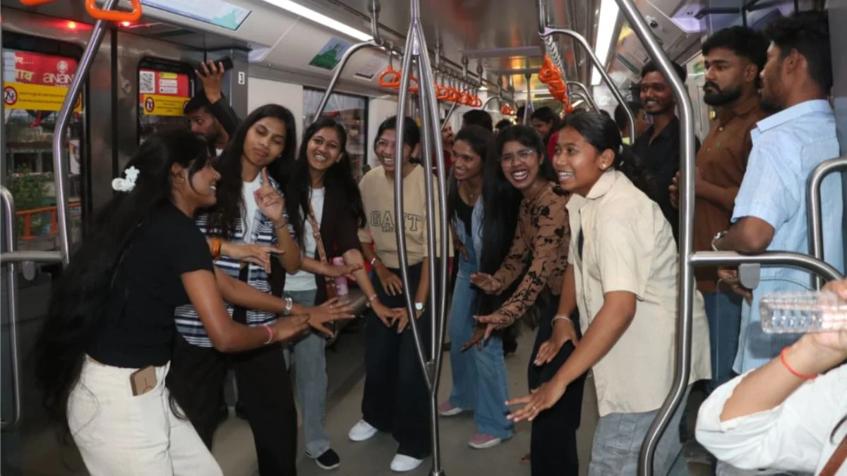 भोपाल मेट्रो डीजे पार्टी में झूमे यात्री, सफर बना यादगार; मेट्रो प्रशासन की नई पहल ने जीता दिल