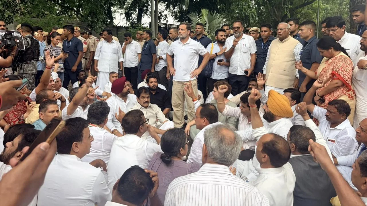 राहुल गांधी हिरासत में: दिल्ली में छात्र प्रदर्शनों के बीच विपक्ष ने मोदी सरकार पर लगाए गंभीर आरोप