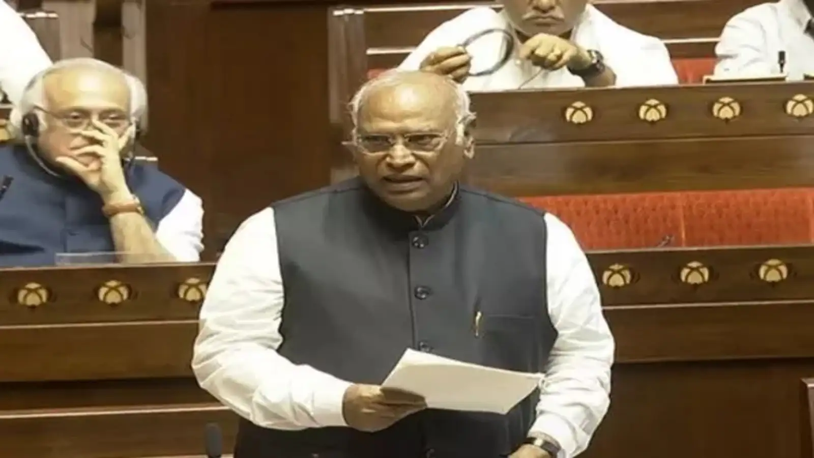 Mallikarjun Kharge Parliament Remark पर गरमाई राजनीति, अमित शाह की चुप्पी और अनुपस्थिति पर विपक्ष ने उठाए बड़े सवाल