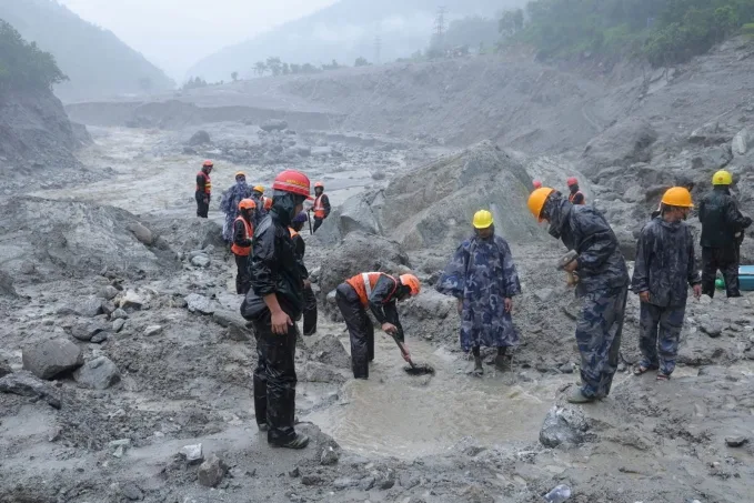 नेपाल में भीषण बाढ़ के बाद हाइड्रोपावर टनल में फंसे सैकड़ों मजदूर, रेस्क्यू ऑपरेशन तेज
