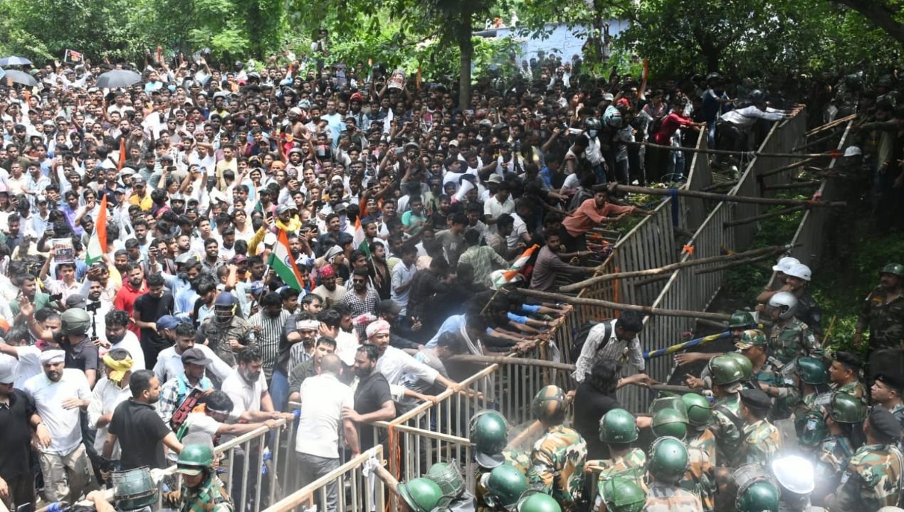भोपाल छात्र प्रदर्शन तेज, हॉस्टल की बदहाली पर 10 किमी पैदल मार्च; नर्सिंग छात्रों ने भी सीएम हाउस की ओर बढ़ाया कदम