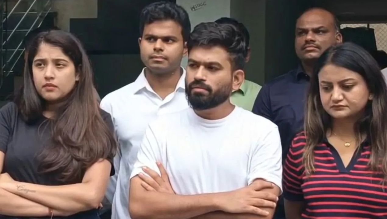 सरकारी स्कूल में बिना अनुमति पहुंचे अभिजीत दिपके, शिक्षकों को धमकाने का आरोप; पुलिस ने दर्ज की FIR, मचा हड़कंप