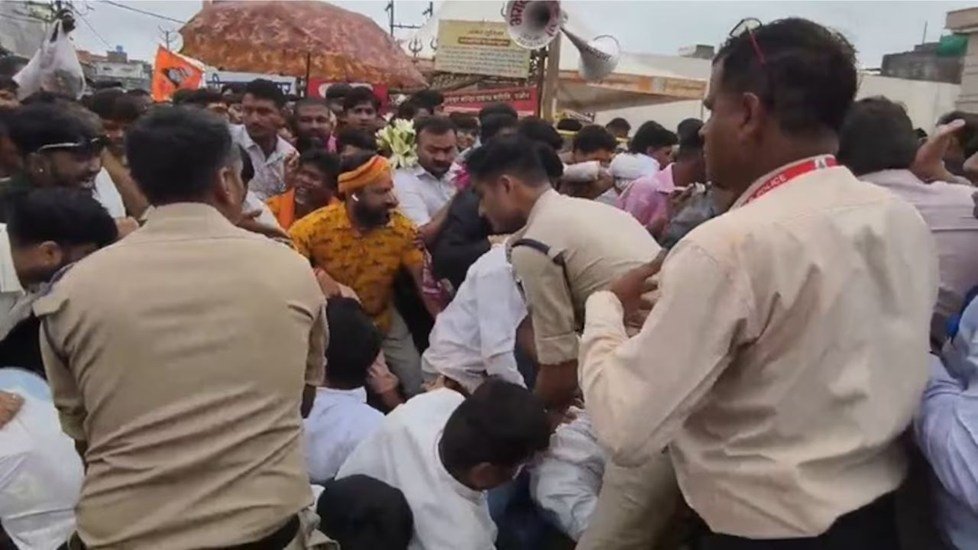 उज्जैन नागचंद्रेश्वर मंदिर में भारी भीड़ से 13 श्रद्धालु बेहोश, बैरिकेड टूटने के बाद मची अफरा-तफरी
