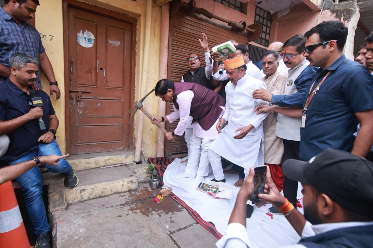 सिंहस्थ 2028 से पहले उज्जैन में बड़ा बदलाव, CM मोहन यादव ने अपने पैतृक घर से शुरू कराया सड़क चौड़ीकरण