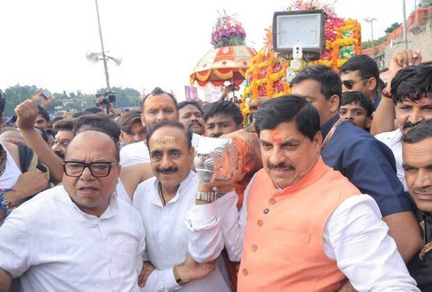 Ujjain Mahakal Sawari 2026: CM मोहन यादव ने बाबा महाकाल की सवारी में लिया हिस्सा, की प्रदेशवासियों के कल्याण की कामना