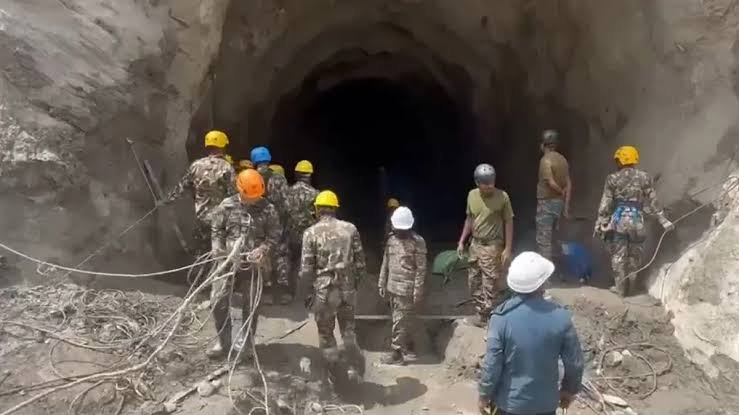 नेपाल में 10 दिन बाद चमत्कारी रेस्क्यू, सुरंग से जिंदा बाहर निकला चीनी नागरिक