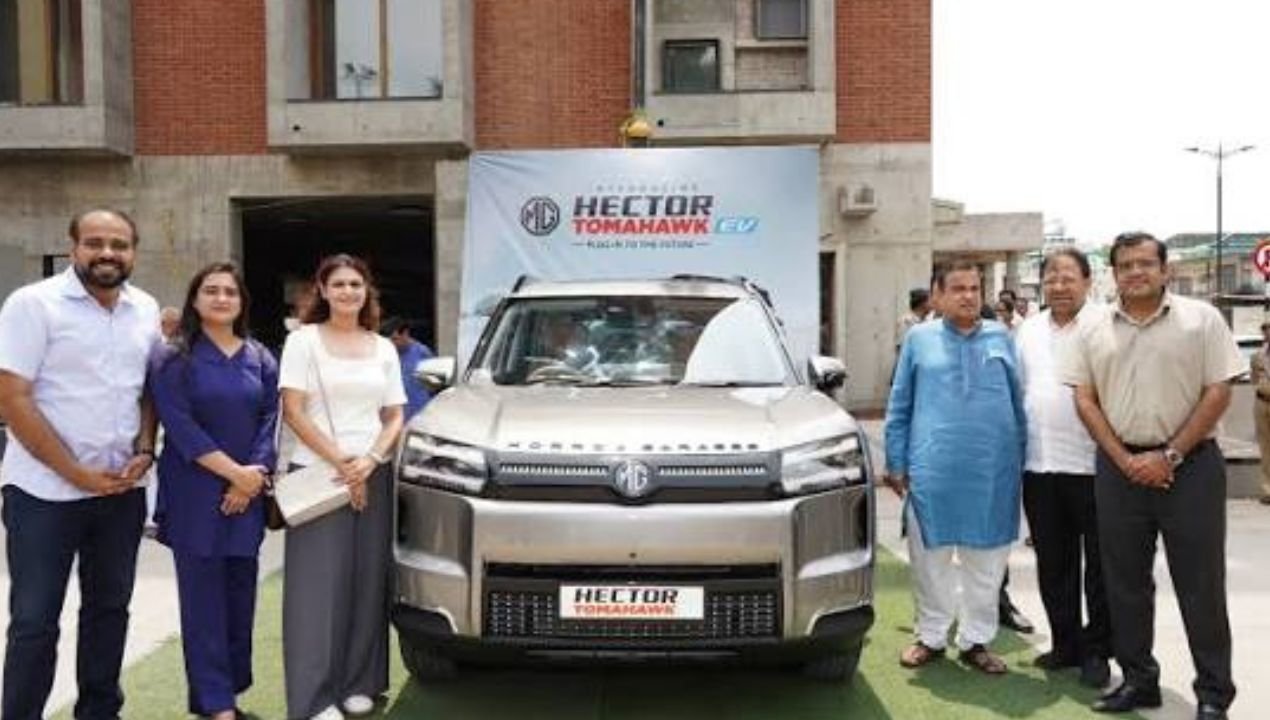 MG Hector Tomahawk EV की पहली डिलीवरी का वीडियो वायरल, 517km रेंज और शानदार फीचर्स ने बढ़ाई लोगों की दिलचस्पी